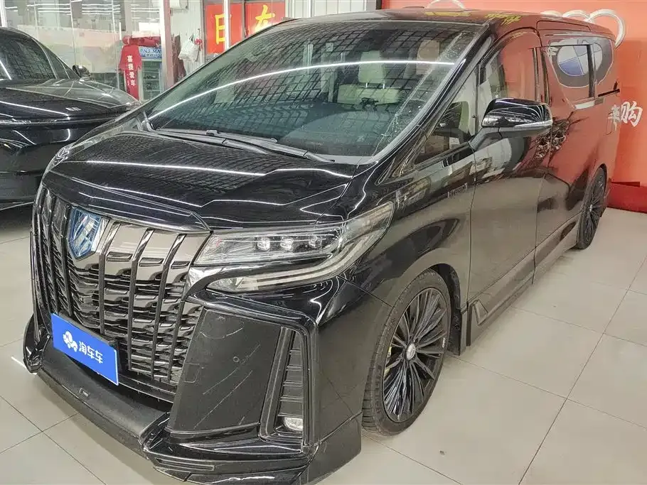 Toyota Alphard — фото 1