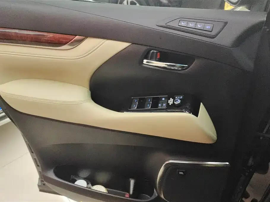 Toyota Alphard — фото 2