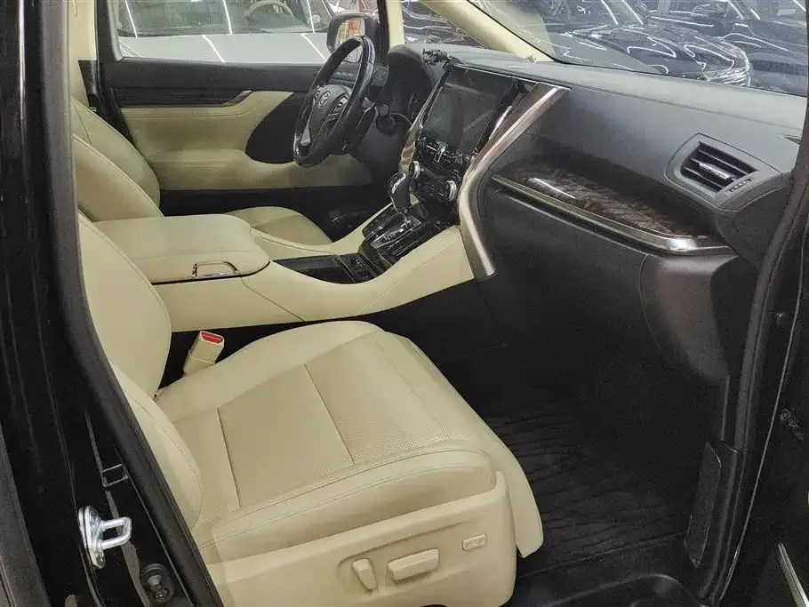 Toyota Alphard — фото 7