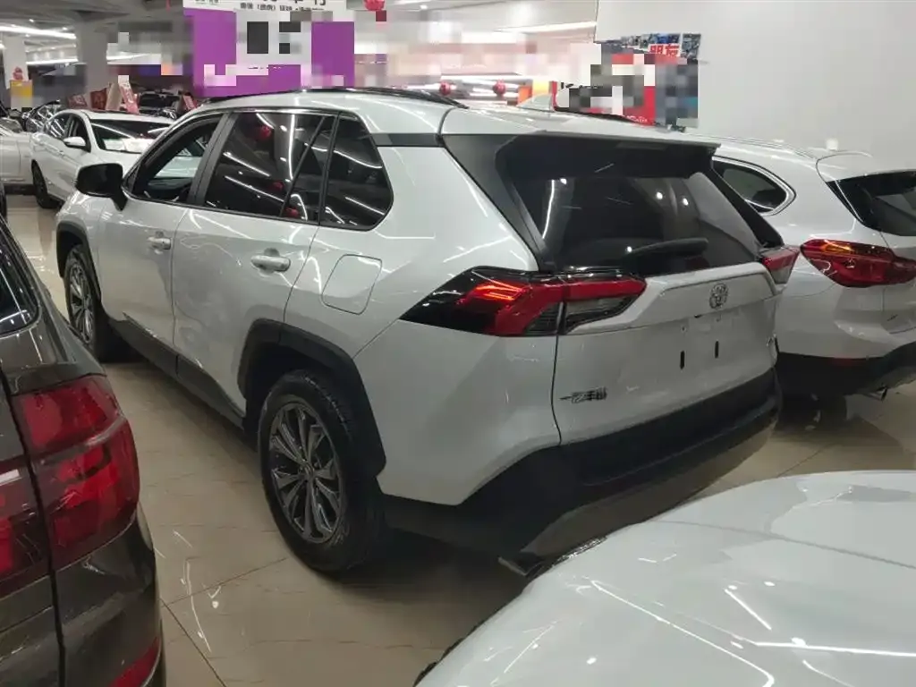 Toyota RAV4 — фото 7