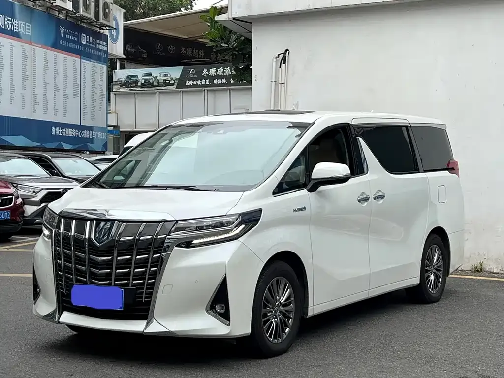 Toyota Alphard — фото 1