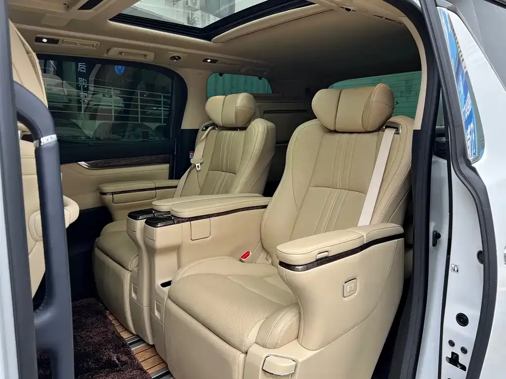 Toyota Alphard — фото 5