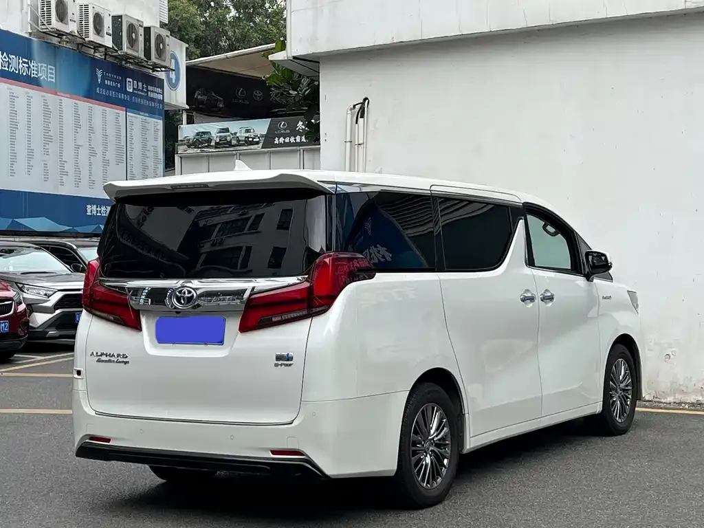 Toyota Alphard — фото 4