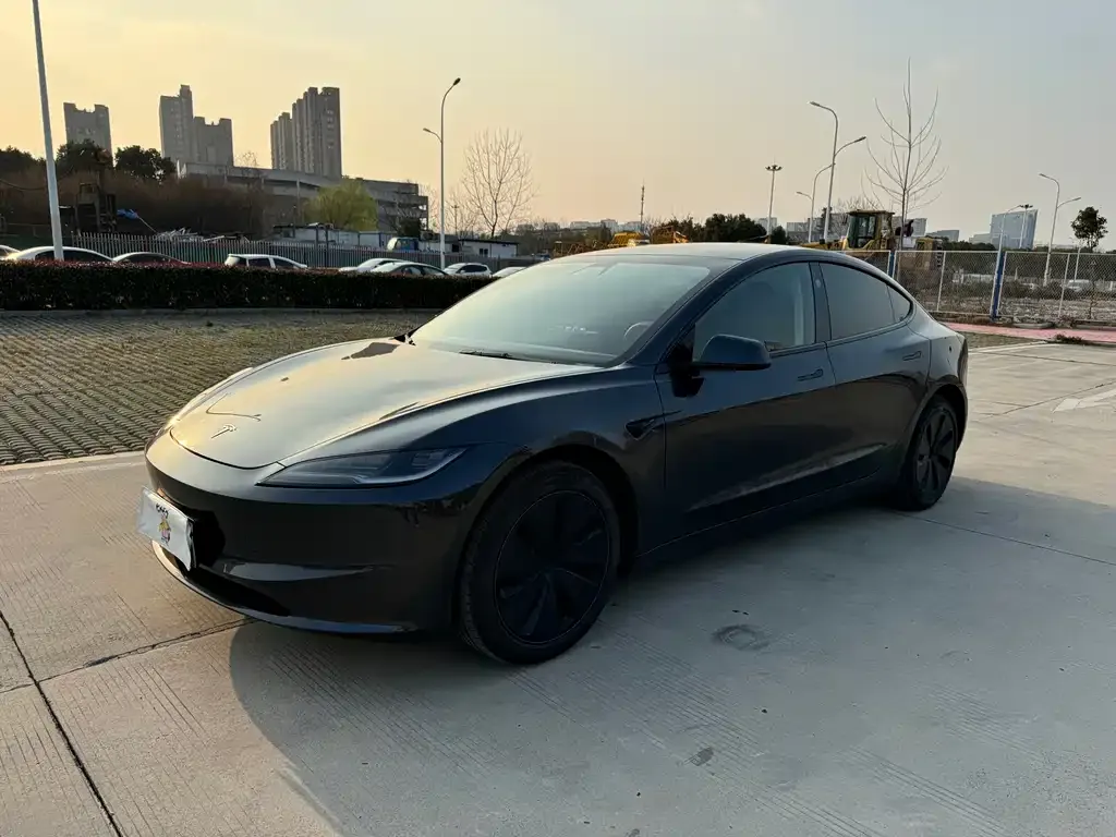 Tesla Model 3 — фото 1
