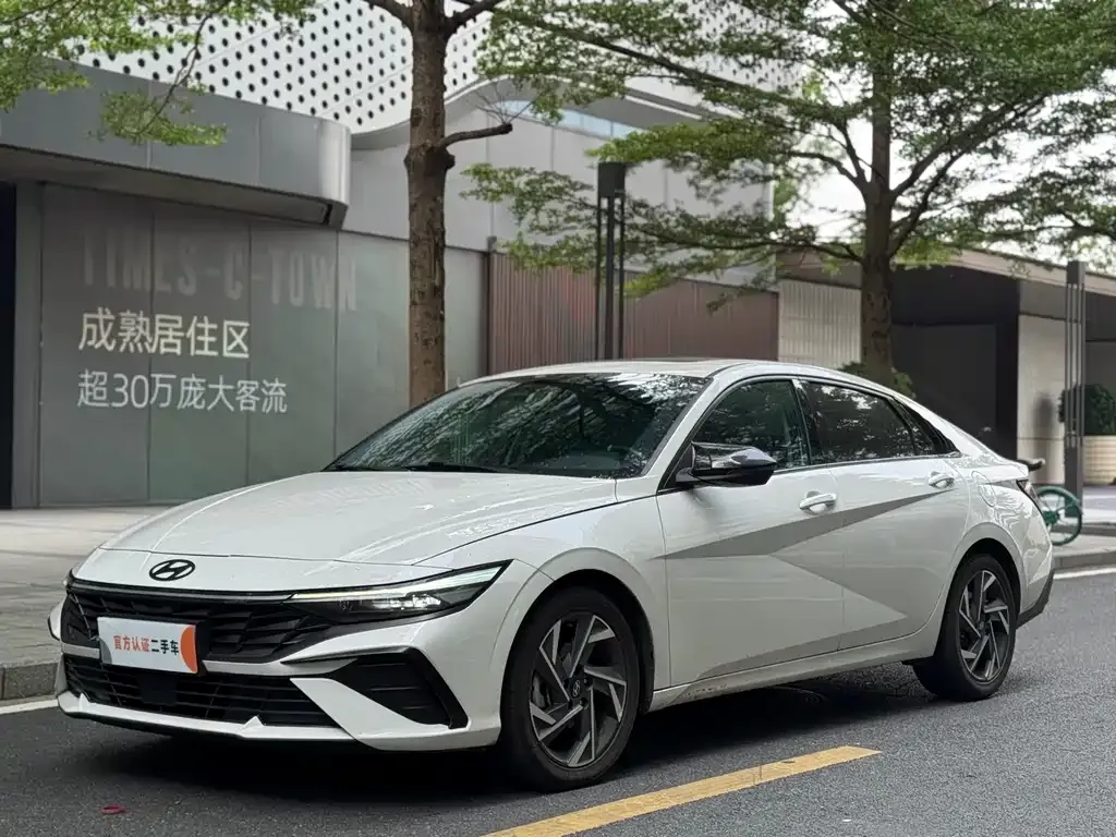 Hyundai Elantra — фото 1