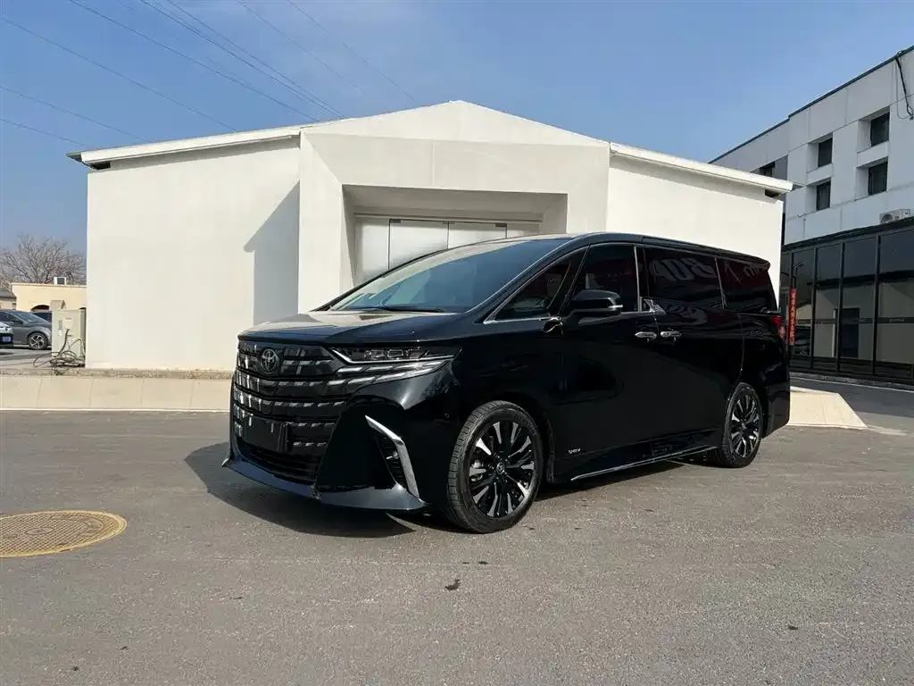 Toyota Alphard — фото 1