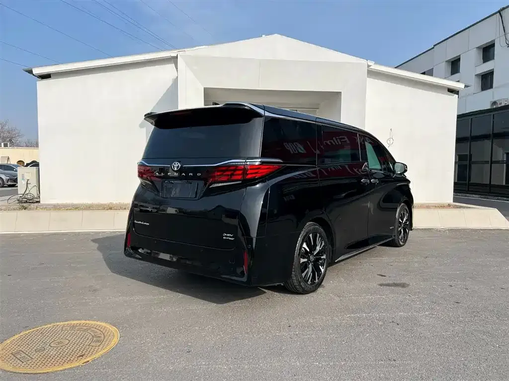 Toyota Alphard — фото 3