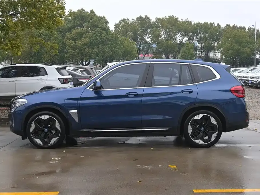 BMW iX3 — фото 2
