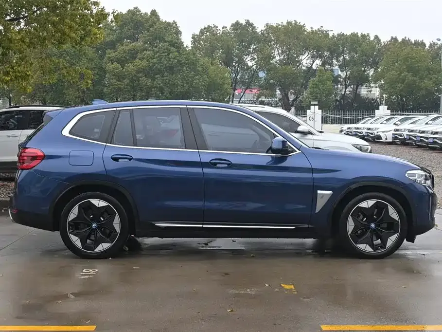 BMW iX3 — фото 10