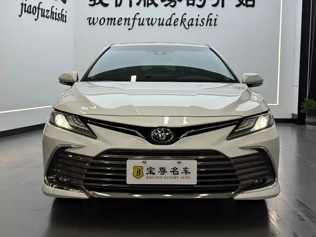 Toyota Camry — фото 1