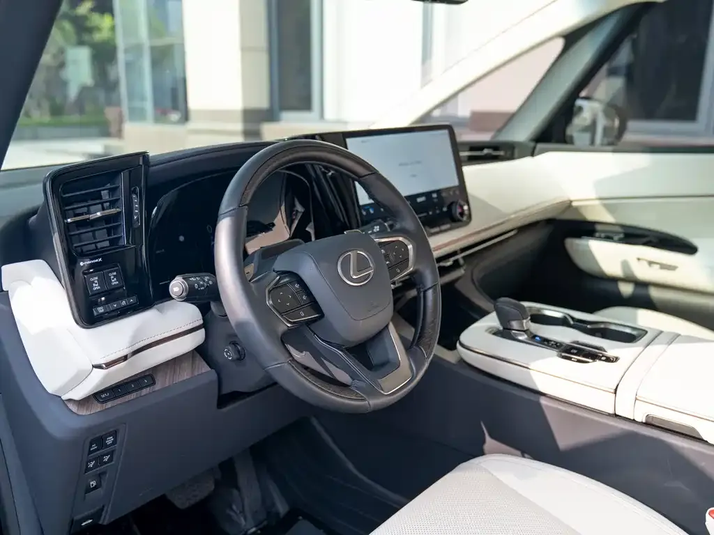 Lexus LM — фото 4
