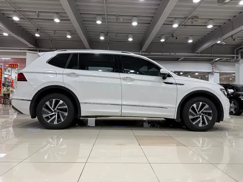 Volkswagen Tiguan L PHEV — фото 8