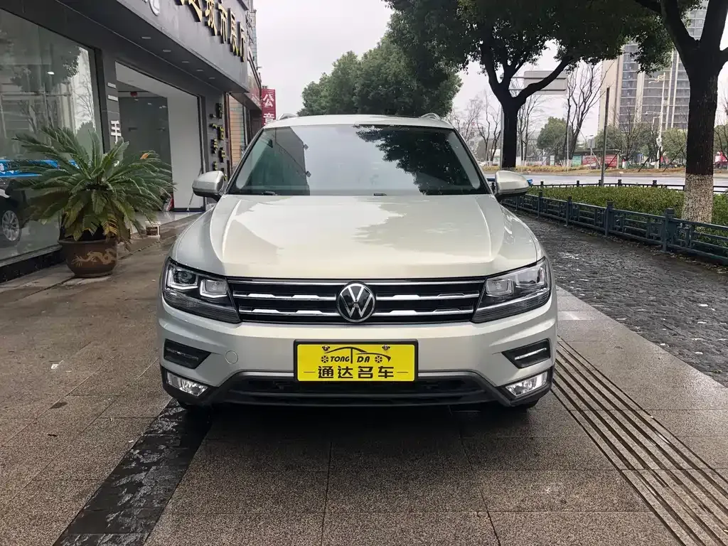 Volkswagen Tiguan L — фото 1