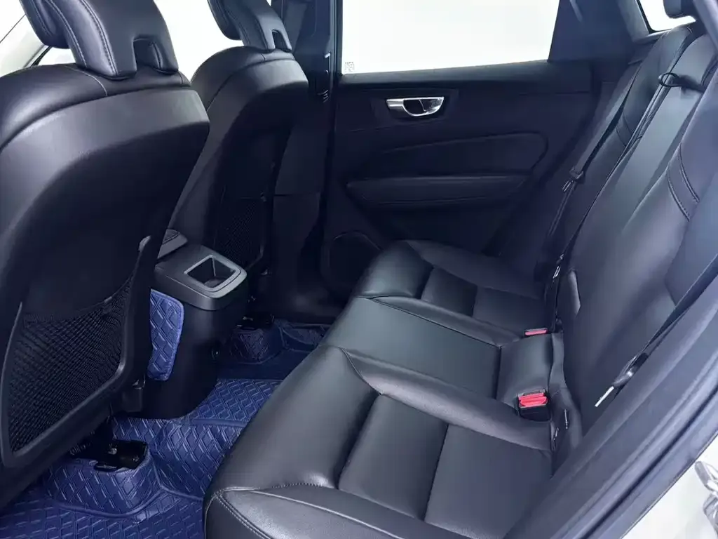 Volvo XC60 — фото 10