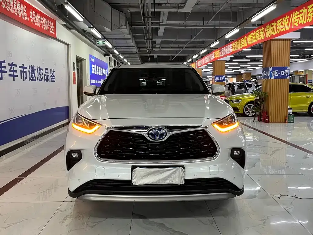 Toyota Highlander — фото 1