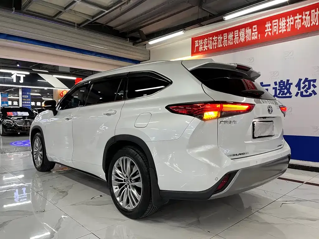 Toyota Highlander — фото 10