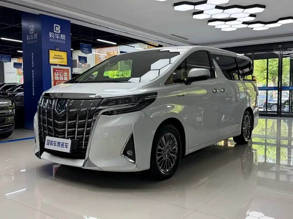 Toyota Alphard — фото 1
