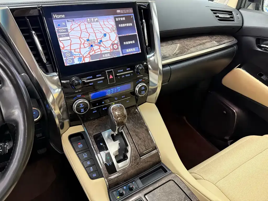 Toyota Alphard — фото 9