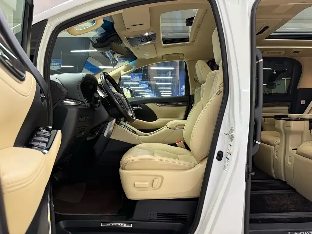 Toyota Alphard — фото 4