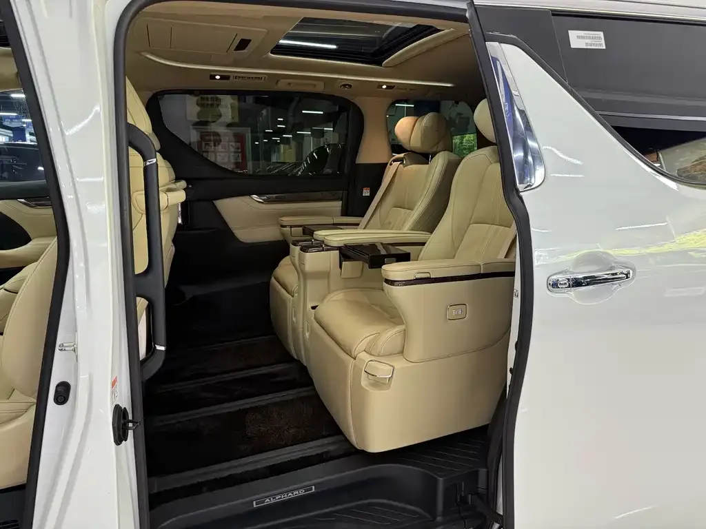 Toyota Alphard — фото 3