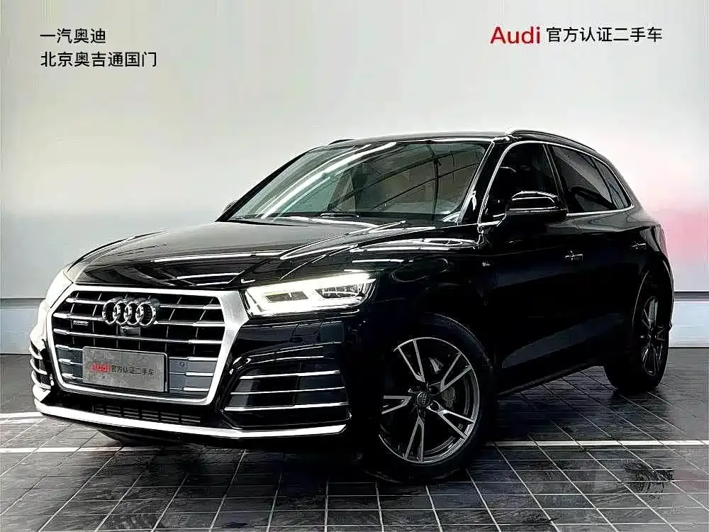 Audi Q5L — фото 1