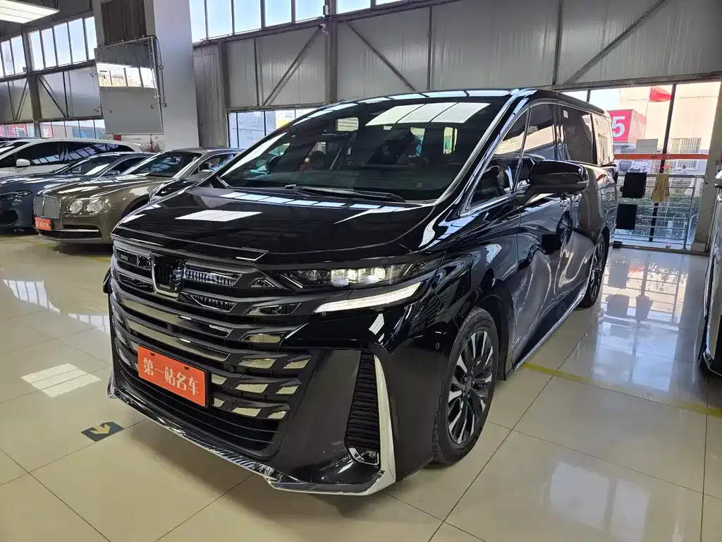 Toyota Vellfire — фото 1