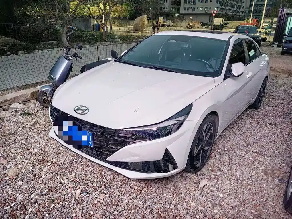 Hyundai Elantra — фото 1