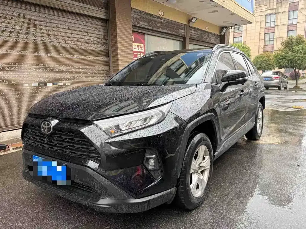 Toyota RAV4 — фото 1