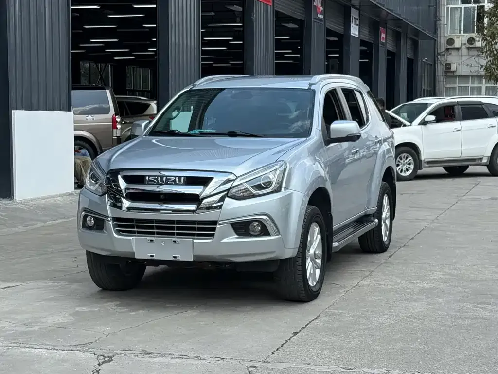 Isuzu MU-X — фото 1