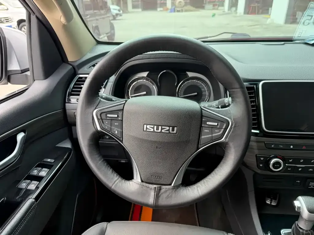 Isuzu MU-X — фото 2