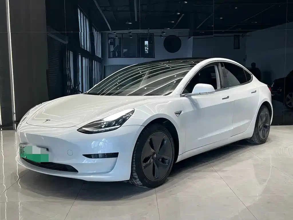Tesla Model 3 — фото 1