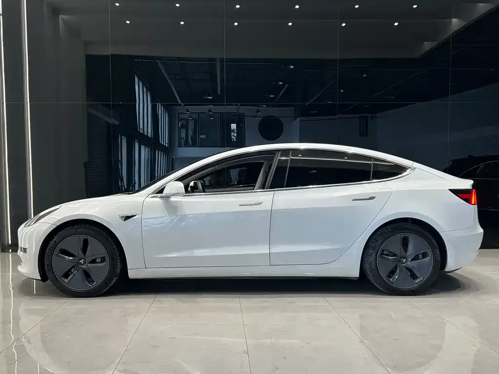 Tesla Model 3 — фото 2