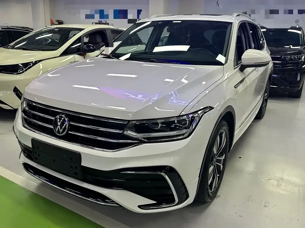 Volkswagen Tiguan L — фото 1
