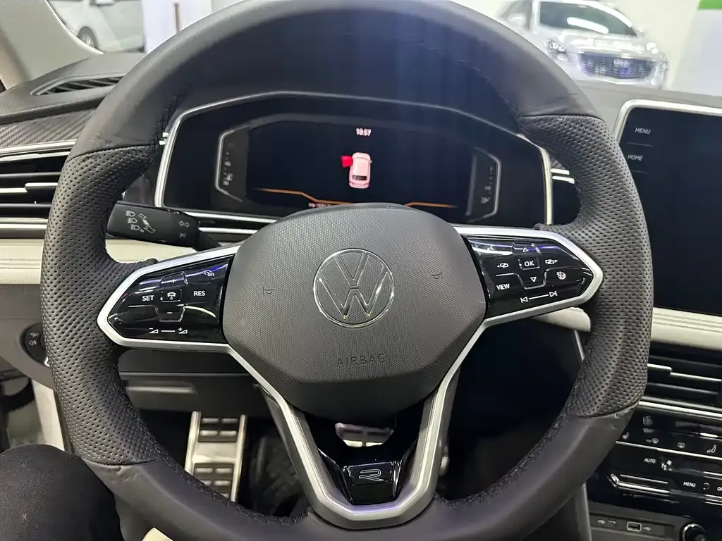 Volkswagen Tiguan L — фото 7
