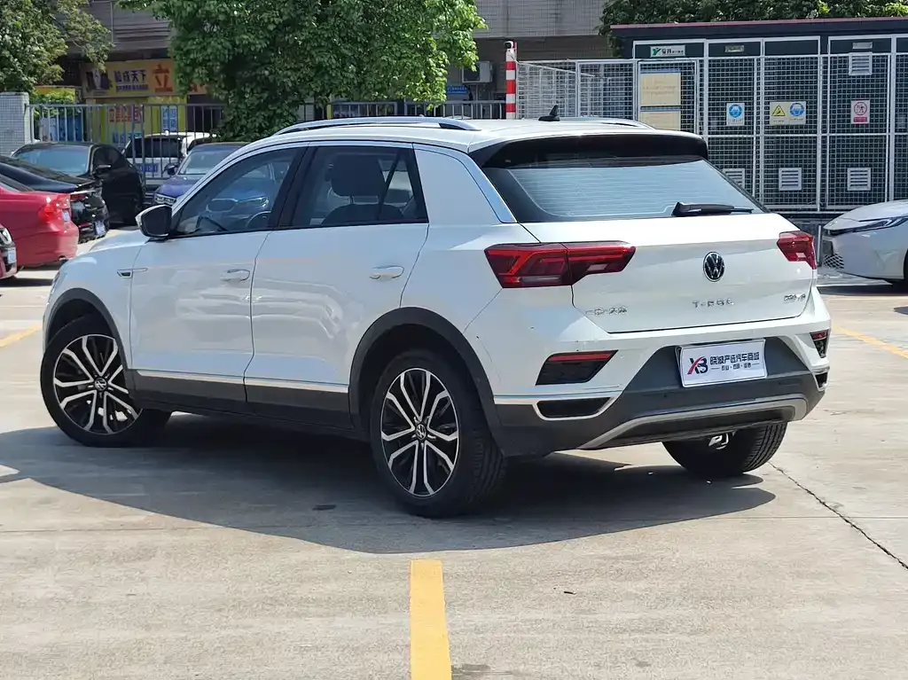 Volkswagen T-Roc — фото 10