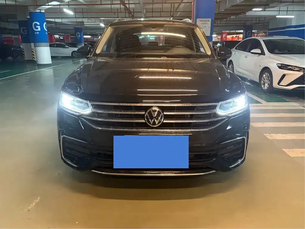Volkswagen Tiguan L — фото 1