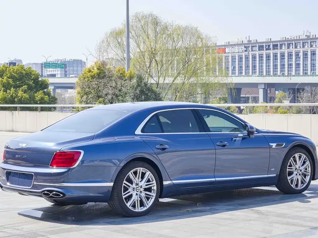 Bentley Flying Spur — фото 3