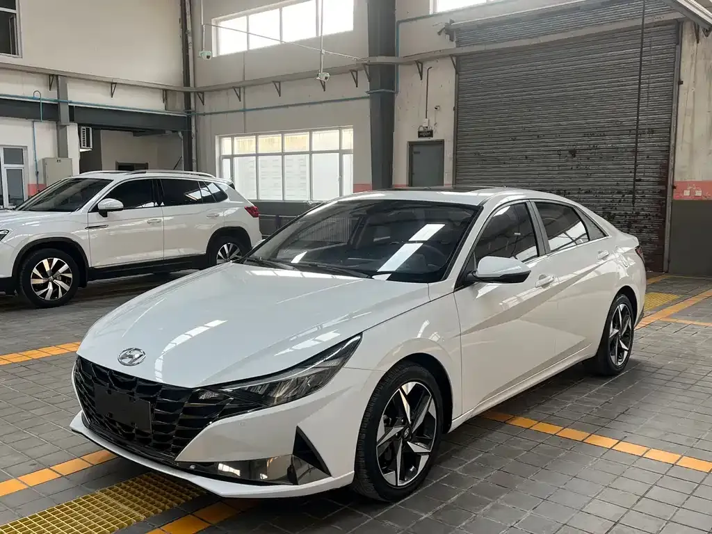 Hyundai Elantra — фото 1
