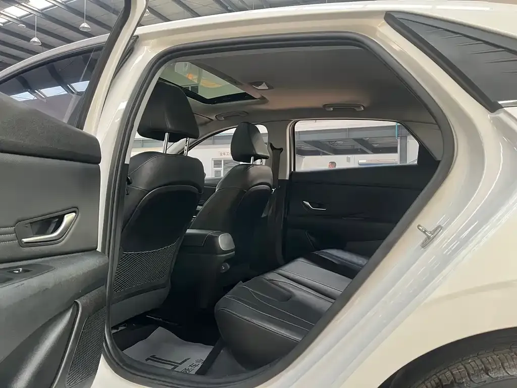 Hyundai Elantra — фото 10