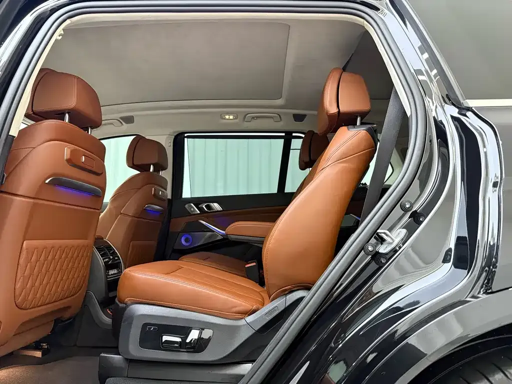 BMW X7 M60i — фото 10