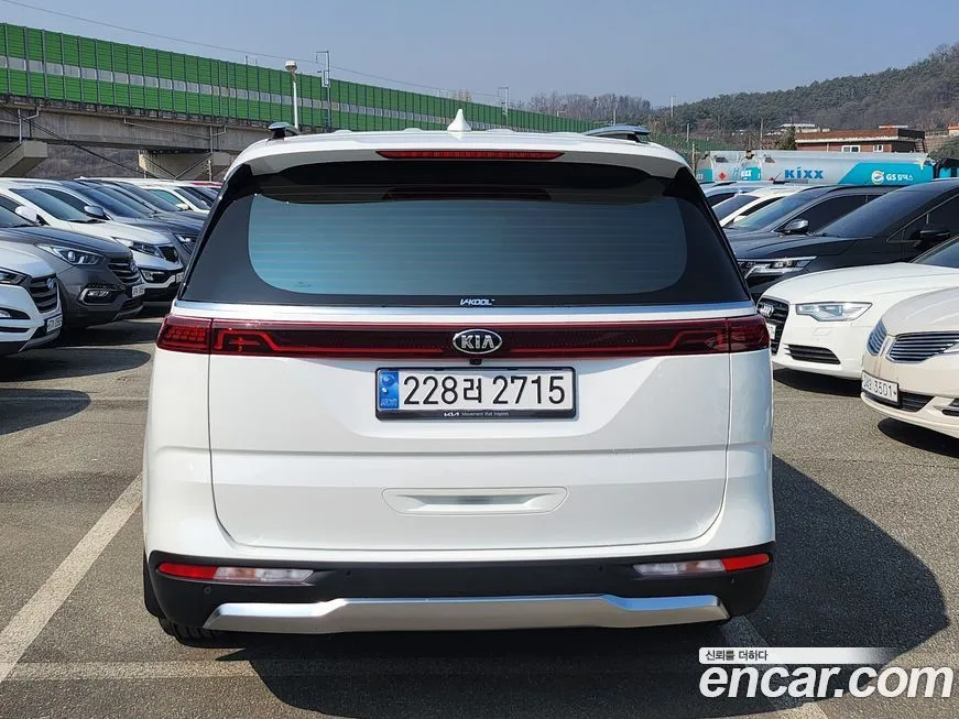 Kia Carnival — фото 10