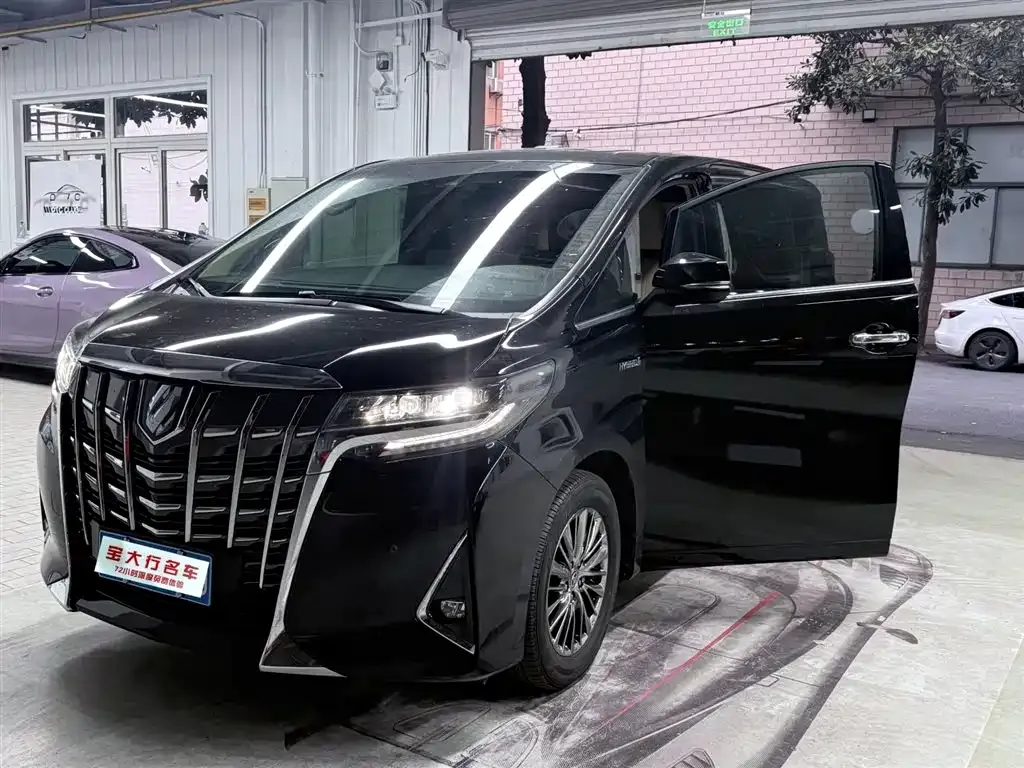 Toyota Alphard — фото 1