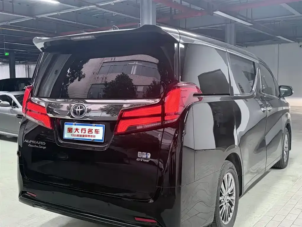 Toyota Alphard — фото 2