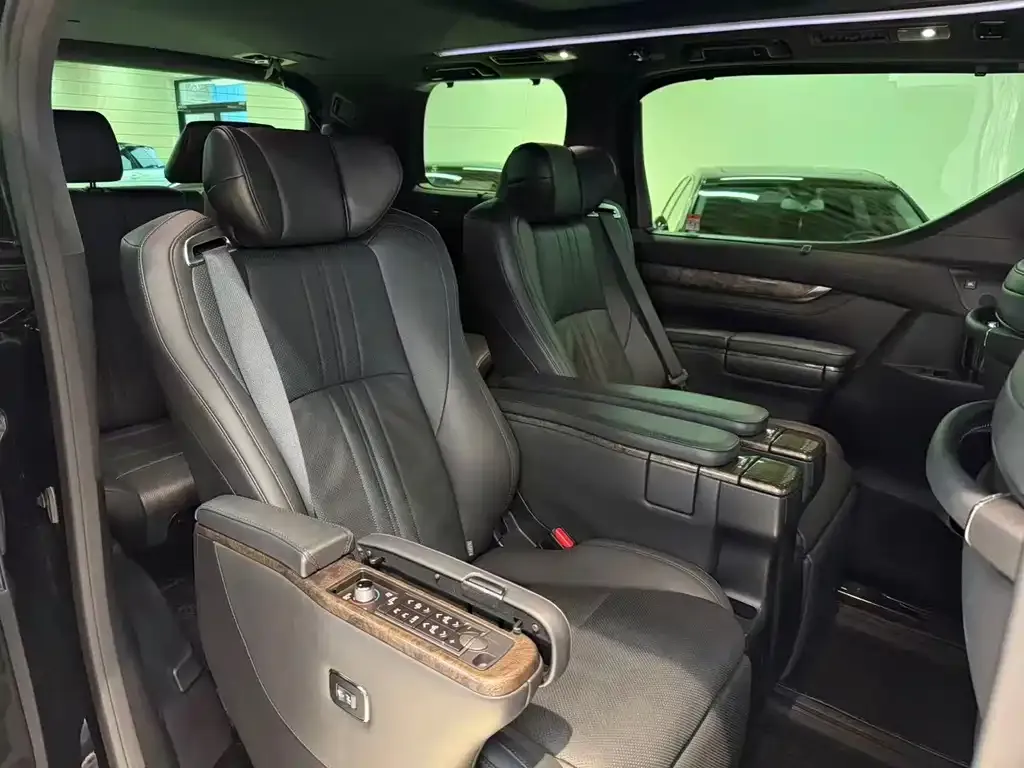 Toyota Vellfire — фото 5