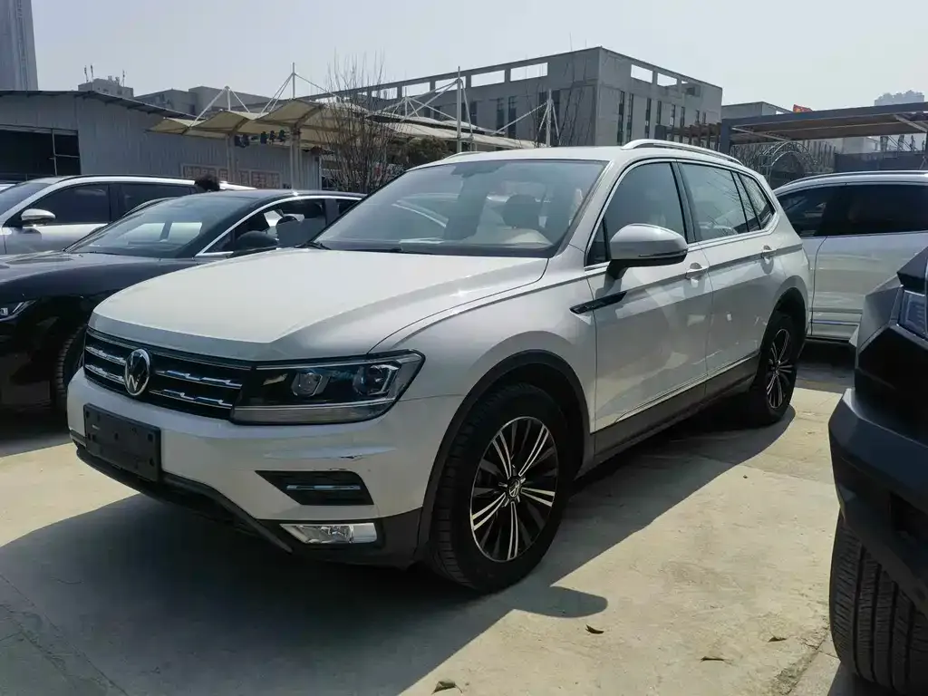 Volkswagen Tiguan L — фото 1