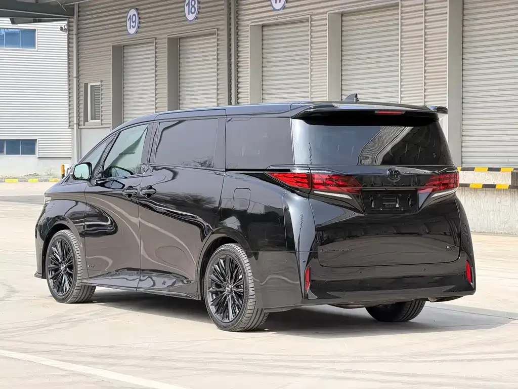 Toyota Alphard — фото 5