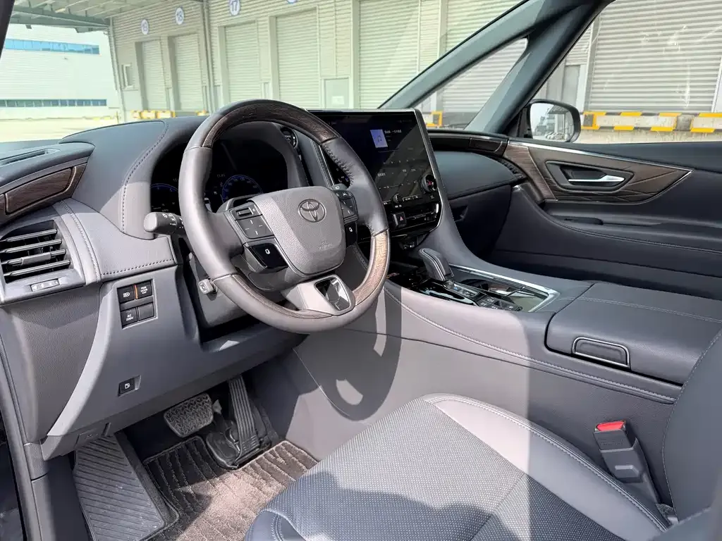 Toyota Alphard — фото 4