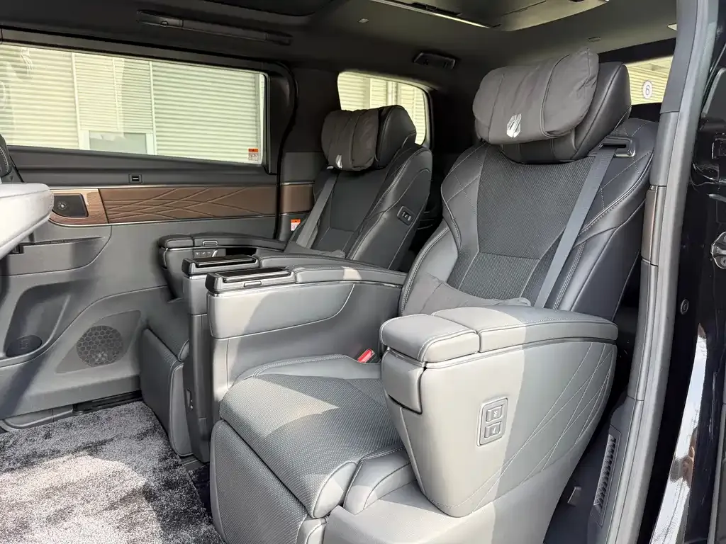 Toyota Alphard — фото 7
