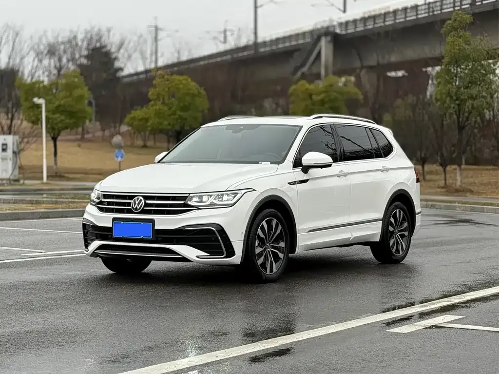 Volkswagen Tiguan L — фото 1