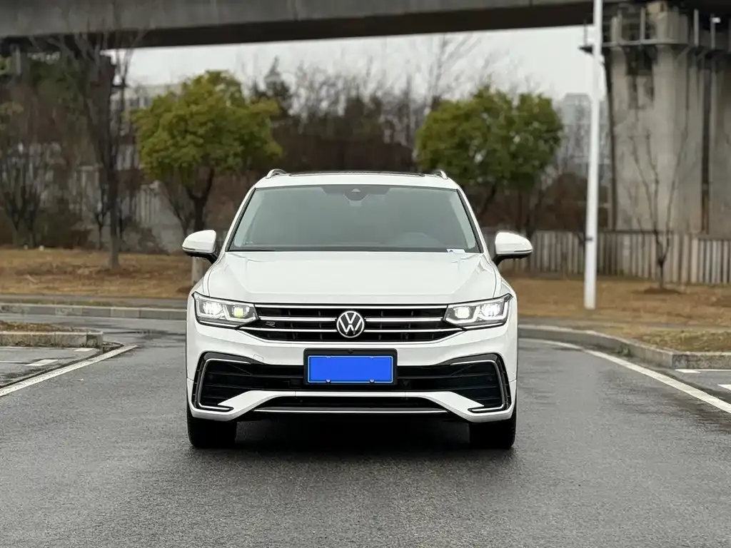 Volkswagen Tiguan L — фото 10